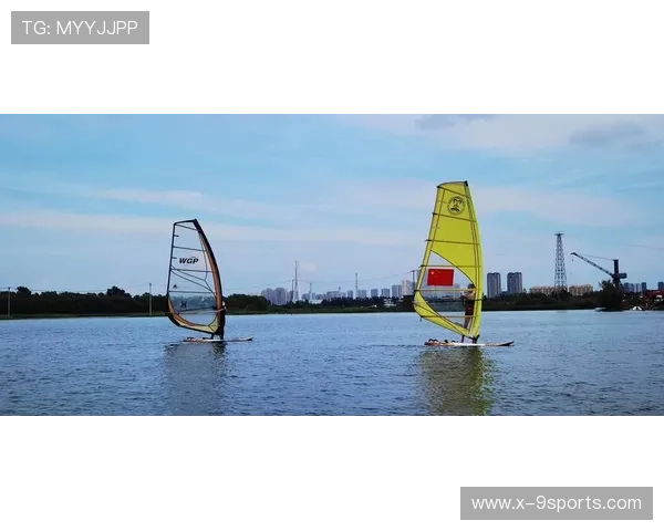 “快艇冲浪赛：东三叉湖赛场成为速度与激情的巅峰对决”